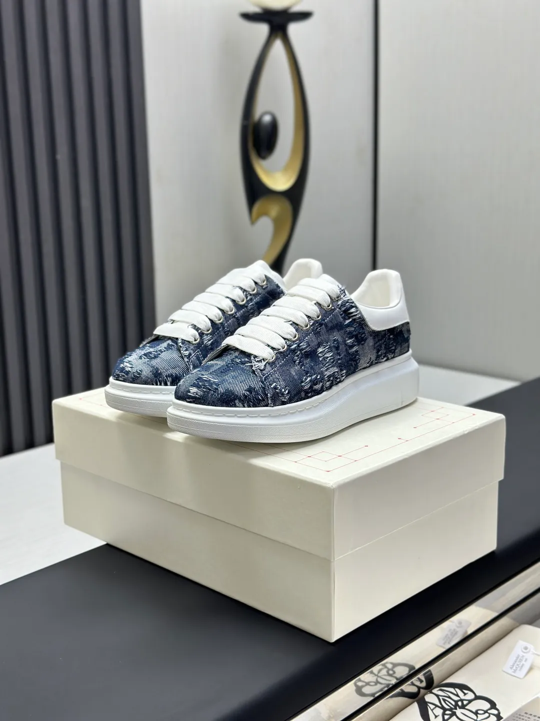 👟👟Ex-factory price 600👟👟 (🥇Top version produced in Dongguan🥇) A new upgrade of the classic McQueen white shoes. This upgrade of McQueen, which has been done for 4 consecutive years, will definitely bring you the most cost-effective ALEXANDER MCQUEEN classic in the market. If you are not confident about the quality of such a classic and world-destroying model, there is really no need to put it on the table🔙.  Purchased original version from HK counter, various demolitions.  All kinds of PKs are welcome💥.  (Anyone who has the original version at the stall is welcome🆚) The thick sole perfectly increases the elongated visual effect. The most perfect proportion of the shoe body is this last shape. The logo font on the rear tail is printed in small fonts. The logo on the foot is made of genuine leather with air-pressed colorless process. We will always update the color with the counter. 🔘Upper: genuine customized environmentally friendly full-grain cowhide 🔘Inner lining: imported mixed sheepskin (the genuine product is also sheepskin, not the cheap cowhide on the market) 🔘Sole: Exclusive molded TPU➕rubber injection molded layered outsole, (purple tail, pink tail, red tail, burgundy tail, rose gold tail sequin series, Velcro men's model needs to be customized, non-returnable) 🔘Code number 34-44 (women's size 34.40 is custom-made).